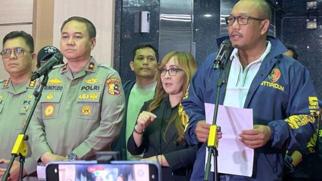 Direktur Tindak Pidana Umum Bareskrim Polri Brigadir Jenderal Polisi Wira Satya Triputra (kanan) dalam konferensi pers di Jakarta, Sabtu, 9/5/2026. (ANTARA)