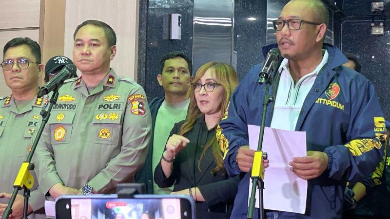 Direktur Tindak Pidana Umum Bareskrim Polri Brigadir Jenderal Polisi Wira Satya Triputra (kanan) dalam konferensi pers di Jakarta, Sabtu, 9/5/2026. (ANTARA)