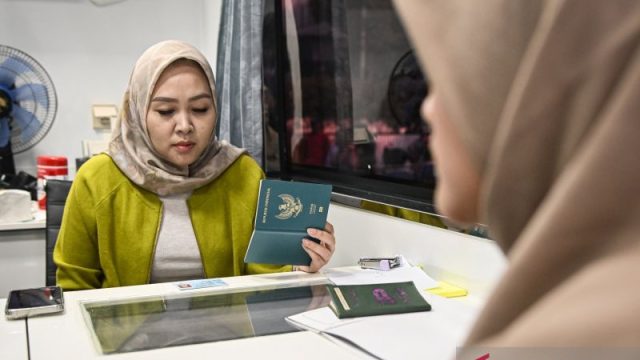Ilustrasi : Petugas imigrasi melayani pembuatan paspor warga saat Hari Bebas Kendaraan Bermotor (HBKB) di Jalan Sultan Iskandar Muda, Kebayoran Lama, Jakarta, Minggu (3/5/2026). Pemerintah Kota Jakarta Selatan menggelar HBKB atau car free day untuk meningkatkan kualitas udara sekaligus menyediakan sejumlah layanan publik bagi masyarakat. (ANTARA FOTO)