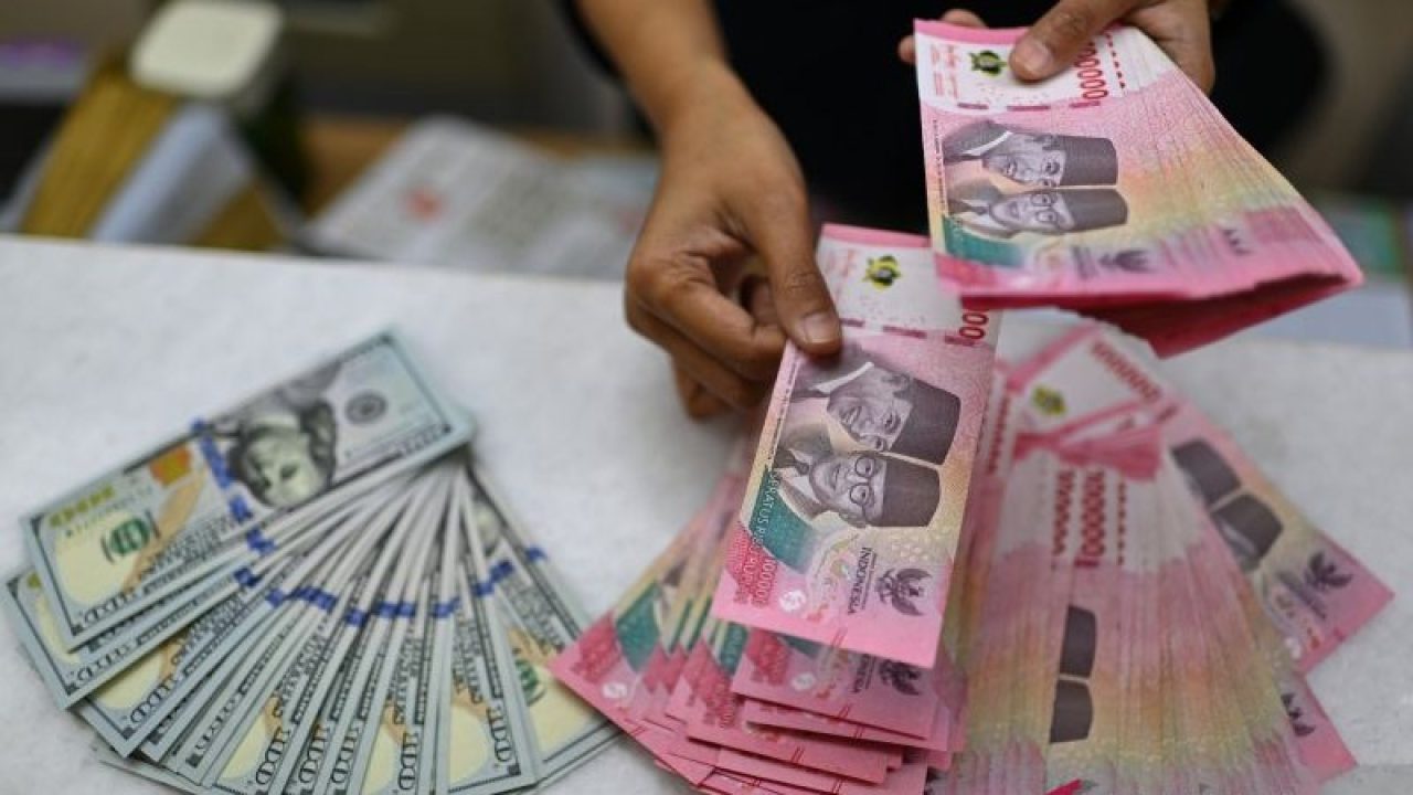 nilai-tukar-rupiah-melemah-115-poin-2788415 Ilustrasi : Karyawan menghitung uang pecahan rupiah dan dolar Amerika Serikat (AS) di gerai penukaran mata uang asing. (ANTARA FOTO)