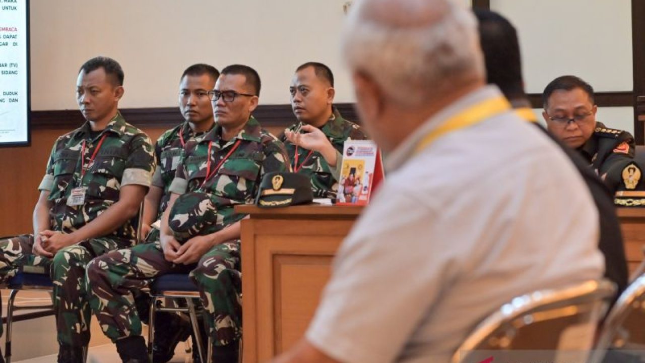 Dokumentasi : Terdakwa kasus penyiraman air keras kepada aktivis KontraS Andrie Yunus, Serda Edi Sudarko (kedua kanan), Lettu Budhi Hariyanto Cahyono (kiri), Lettu Sami Lakka (kedua kiri), dan Kapten Nandala Dwi Prasetya (kanan) menjalani sidang lanjutan di Pengadilan Militer II-08, Jakarta, Kamis (7/5/2026), Sidang tersebut beragendakan mendengarkan tiga saksi ahli yang dihadirkan penasehat hukum terdakwa yaitu Psikolog dari Pusat Psikologi TNI Kolonel Arh Agus Syahrudin, pakar psikologi forensik Reza Indragiri Amriel dan mantan Kepala Badan Intelijen Strategis (BAIS) Laksda TNI (Purn) Soleman Ponto. ANTARA FOTO