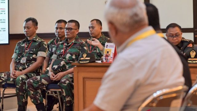 Dokumentasi : Terdakwa kasus penyiraman air keras kepada aktivis KontraS Andrie Yunus, Serda Edi Sudarko (kedua kanan), Lettu Budhi Hariyanto Cahyono (kiri), Lettu Sami Lakka (kedua kiri), dan Kapten Nandala Dwi Prasetya (kanan) menjalani sidang lanjutan di Pengadilan Militer II-08, Jakarta, Kamis (7/5/2026), Sidang tersebut beragendakan mendengarkan tiga saksi ahli yang dihadirkan penasehat hukum terdakwa yaitu Psikolog dari Pusat Psikologi TNI Kolonel Arh Agus Syahrudin, pakar psikologi forensik Reza Indragiri Amriel dan mantan Kepala Badan Intelijen Strategis (BAIS) Laksda TNI (Purn) Soleman Ponto. ANTARA FOTO