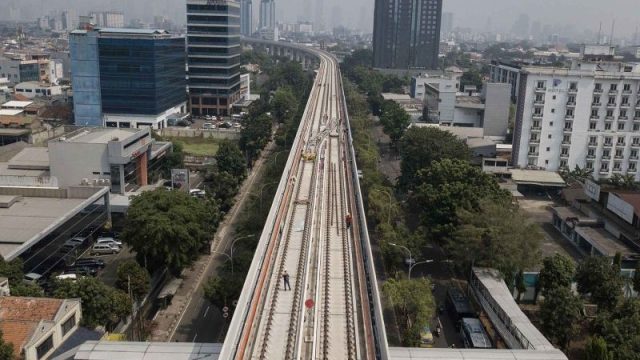 Progres-pembangunan-LRT-Jakarta-Fase-1-B-120626-fah-2