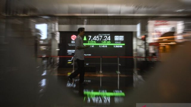 ihsg-naik-pada-hari-pertama-penerapan-wfh-bagi-asn-2769773 (1)