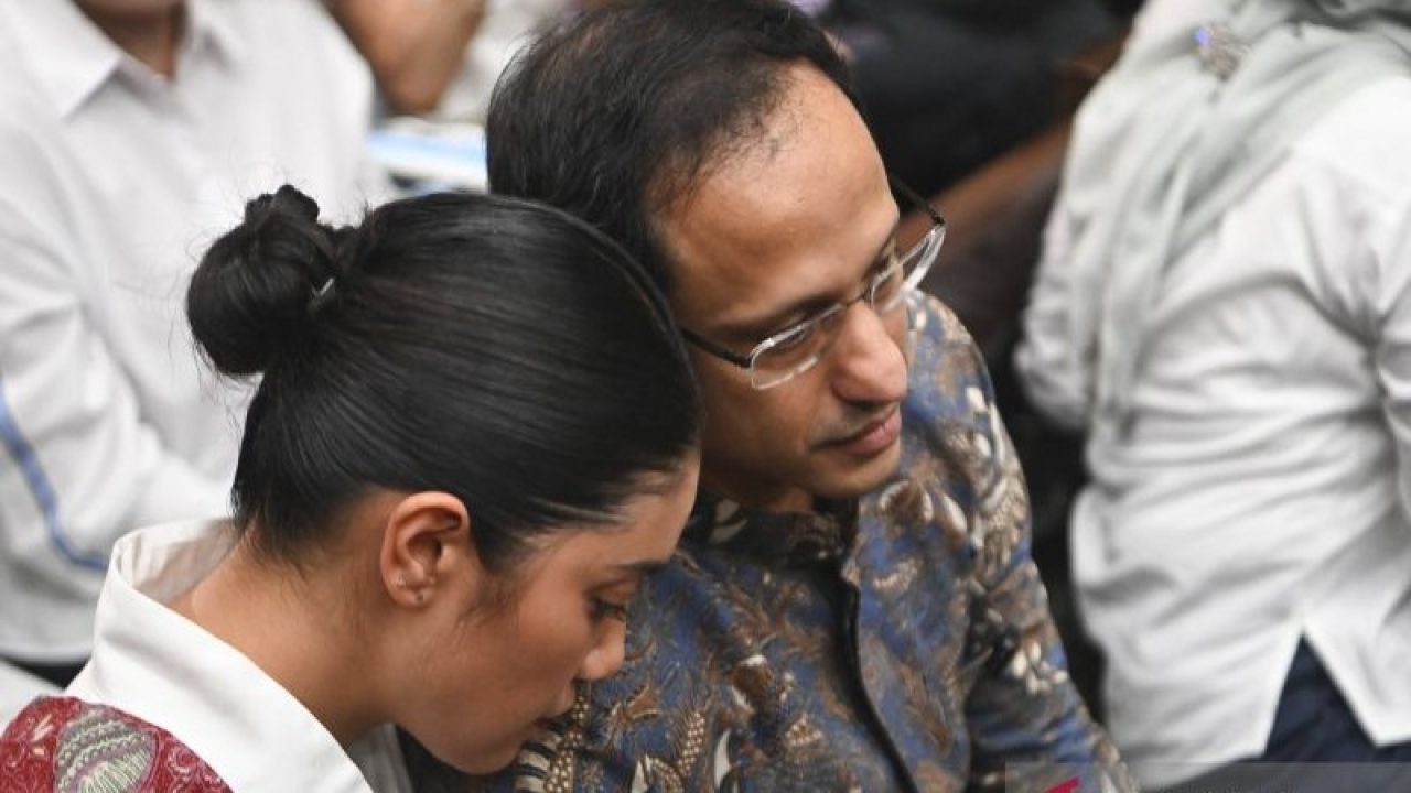 Terdakwa kasus dugaan korupsi pengadaan Chromebook dalam program digitalisasi pendidikan di Kemendikbudristek Nadiem Anwar Makarim (kanan) memeluk istrinya Franka Franklin saat akan mengikuti sidang pembacaan putusan di Pengadilan Tipikor, Jakarta, Selasa (30/6/2026). ANTARA FOTO