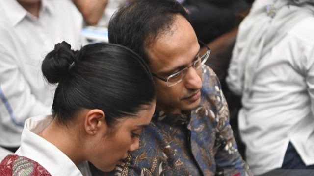 Terdakwa kasus dugaan korupsi pengadaan Chromebook dalam program digitalisasi pendidikan di Kemendikbudristek Nadiem Anwar Makarim (kanan) memeluk istrinya Franka Franklin saat akan mengikuti sidang pembacaan putusan di Pengadilan Tipikor, Jakarta, Selasa (30/6/2026). ANTARA FOTO
