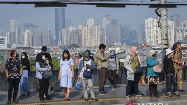 Penggunaan-Masker-Untuk-Cegah-Dampak-Polusi-Jakarta-240823-app-1