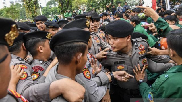 aksi-unjuk-rasa-mahasiswa-di-jakarta-2805891