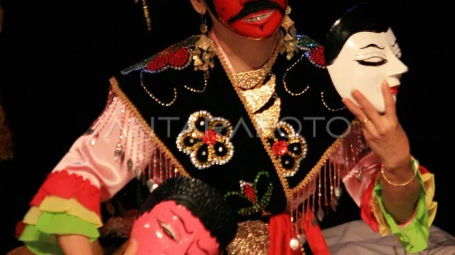 Arsip: MAESTRO TOPENG. Kartini Kisam mengenakan topeng Kedok Tiga Betawi, membawakan tarian "Topeng Kedok Tiga Betawi" dalam "The Mask by the Maestro" di Jakarta. (FOTO ANTARA)
