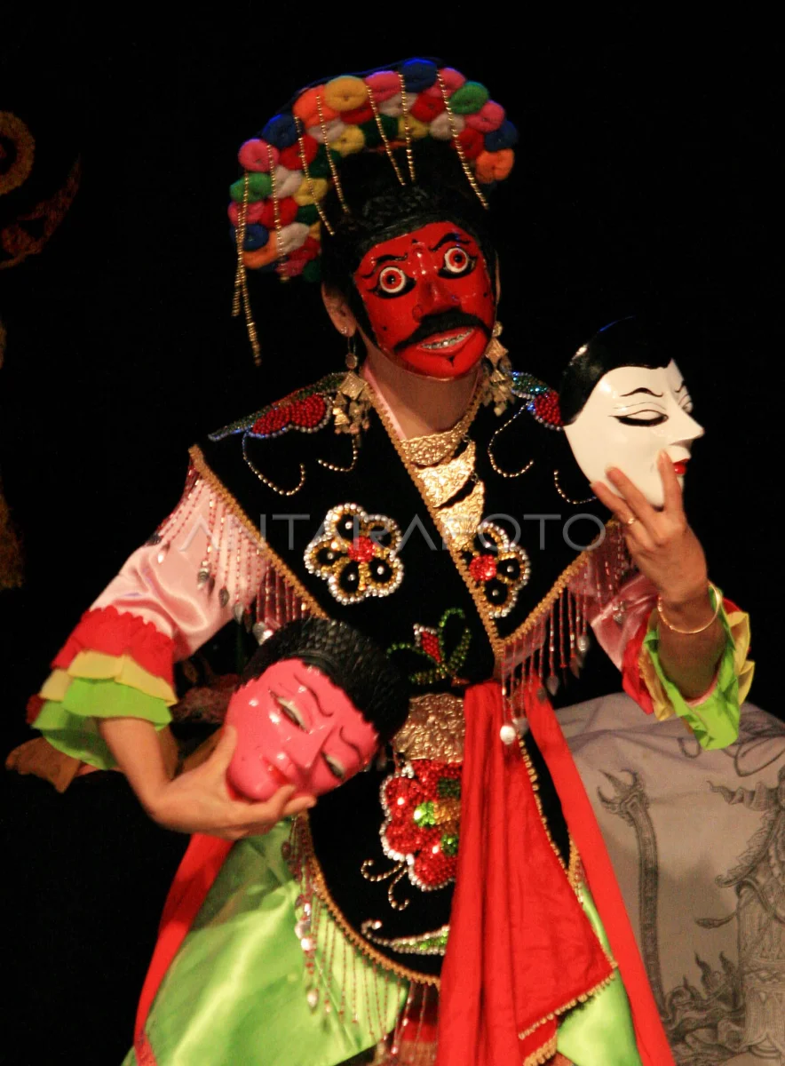 Arsip: MAESTRO TOPENG. Kartini Kisam mengenakan topeng Kedok Tiga Betawi, membawakan tarian "Topeng Kedok Tiga Betawi" dalam "The Mask by the Maestro" di Jakarta. (FOTO ANTARA)