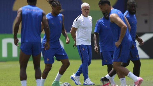 pracisvsinggris ILustrasi: Pelatih Timnas Prancis Didier Deschamps (tengah) memantau pemainnya saat sesi latihan menjelang pertandingan semifinal Piala Dunia FIFA 2026 di Dallas, Amerika Serikat, Senin (3/7/2026) waktu setempat. Prancis akan menghadapi Spanyol dalam semifinal Piala Dunia FIFA 2026 yang berlangsung di Stadion Dallas, Amerika pada Selasa (14/7) waktu setempat. ANTARA FOTO/Xinhua/Hu Xingyu/tom.