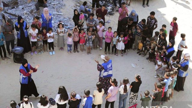 relawanUNRWA Ilustrasi: Para pekerja kemanusiaan UNRWA menyelenggarakan kegiatan rekreasional dan dukungan psikososial bagi anak-anak, serta lokakarya peningkatan kesadaran bagi orang tua tentang cara mendukung anak di masa konflik di Khan Younis, Gaza, Palestina. /ANTARA/HO-UNRWA/aa.