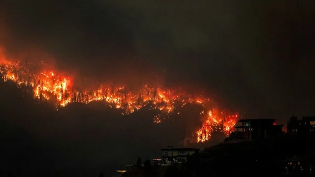 2023-08-19T014329Z_632685410_RC2WP2A7KBNI_RTRMADP_3_CANADA-WILDFIRES.jpg