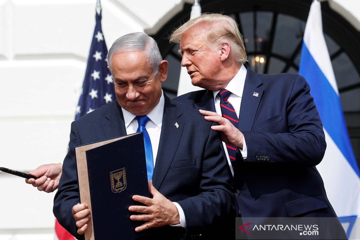 Arsip: Perdana Menteri Israel Benjamin Netanyahu bercengkrama bersama Presiden AS Donald Trump di Halaman Selatan Gedung Putih, Washington, Amerika Serikat, Selasa (15/9/2020), setelah penandatanganan dokumen Abraham Accords, yang menormalisasi hubungan antara Israel dan sejumlah negara tetangga Timur Tengah, dalam penyelarasan strategis negara-negara Timur Tengah untuk melawan Iran. REUTERS/Tom Brenner/AWW/djo