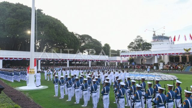 upacara-penurunan-bendera-di-istana-merdeka-1jrnh-dom