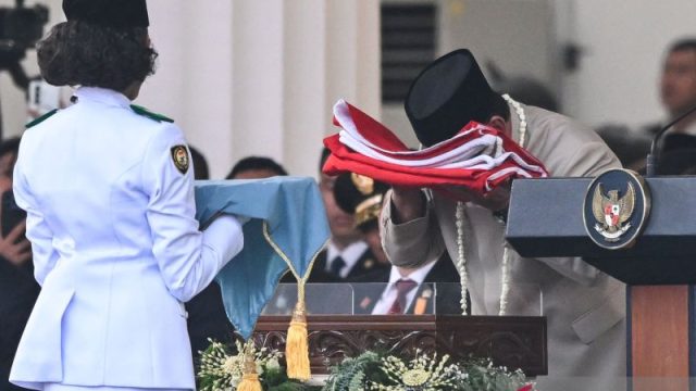 upacara-penurunan-bendera-di-istana-merdeka-2844064