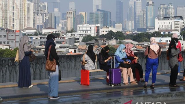 Penggunaan-Masker-Untuk-Cegah-Dampak-Polusi-Jakarta-240823-app-4