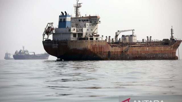 AA-20260909-42422213-42422183-IRANS_OIL_TANKERS_OFF_BANDAR_ABBAS_IN_STRAIT_OF_HORMUZ