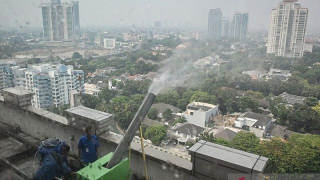 pengoperasian-water-mist-di-atas-gedung-jakarta-2859153